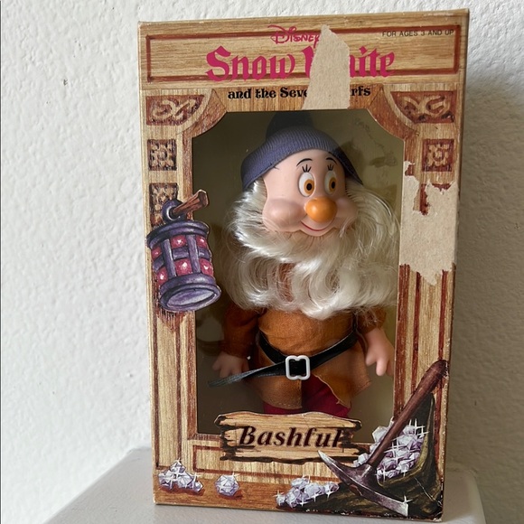 Disney Snow White Bashful Figurine - Picture 1 of 8